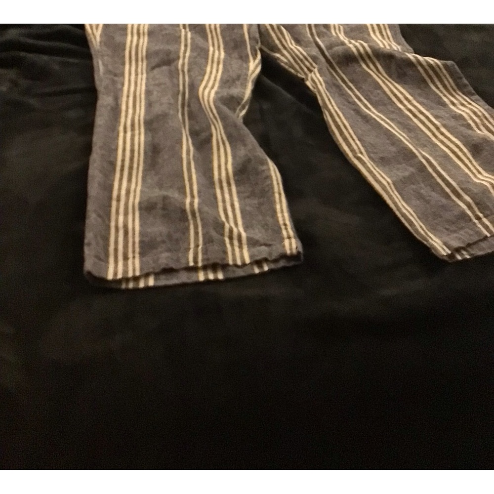 Thick gray and white striped with a drawstring and pockets